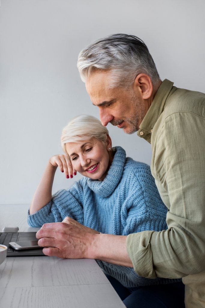 <a href="https://www.freepik.com/free-photo/old-couple-learning-use-technology_24998534.htm">Image by freepik</a>